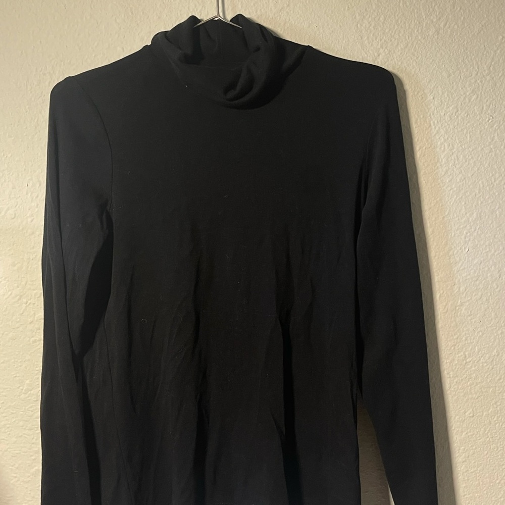 MEDIUM BLACK TURTLENECK SHIRT